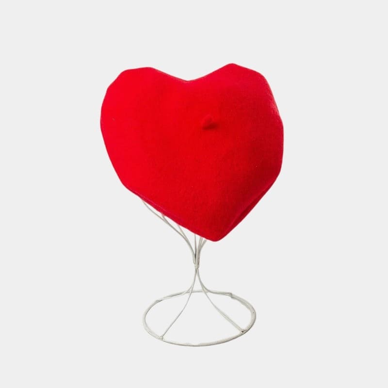 Béret en forme de cœur rouge